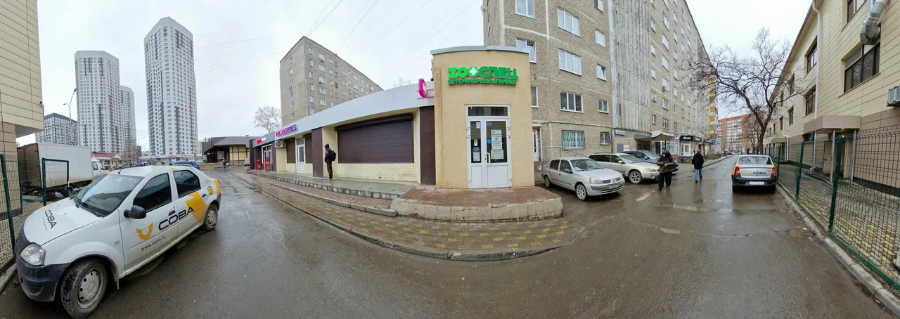 Вход в клинику ЗооСпец на Шарташской улице, 13
